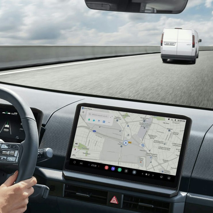 Kia PV5 WAV mit navigationsbasiertem Tempomat, der die Geschwindigkeit auf der Autobahn bei Kurven und in Sicherheitszonen entsprechend anpasst.