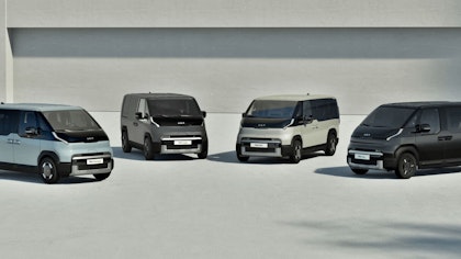 Fahrzeuge aus der Kia PBV Modellreihe mit Anpassungen für verschiedene Funktionen wie Familienwagen, Taxi und Zustellungen auf der letzten Meile