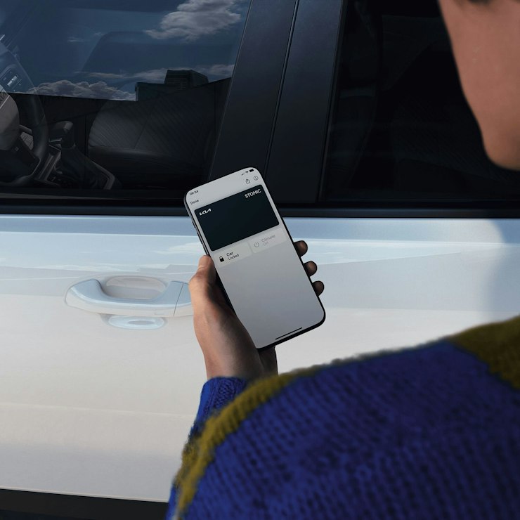 Eine Person bedient die Kia App