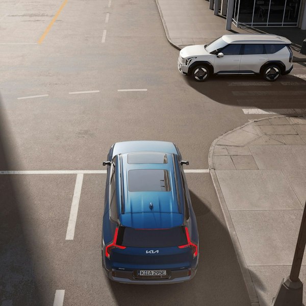 Der Kia EV9 an einer Kreuzung