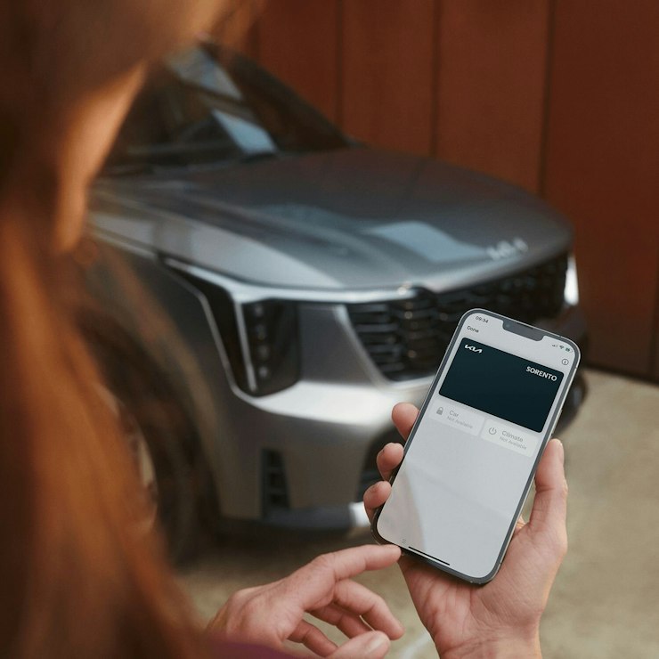 Eine Frau benutzt den Digital Key des Kia Sorento