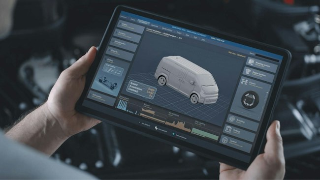 Abbildung einer Hand mit einem Tablet, das die über eine Datendienstschnittstelle gelieferten Kia PBV Fahrzeugdiagnosedaten zeigt