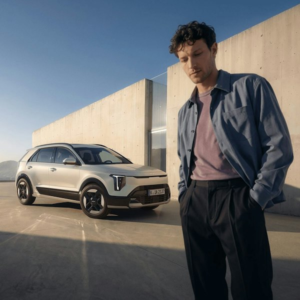 Ein Herr steht vor dem neuen Kia Niro
