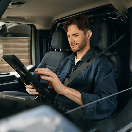 Ein Mann sitzt im Kia PV5 Chassis Cab