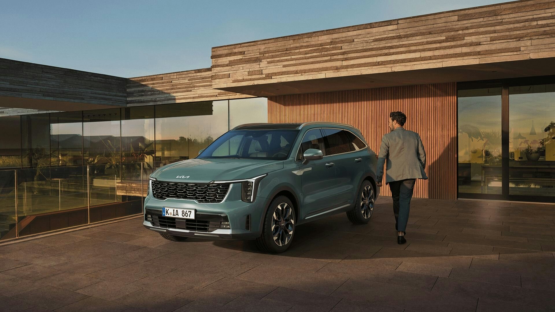 Ein Mann entfernt sich vom neuen Kia Sorento