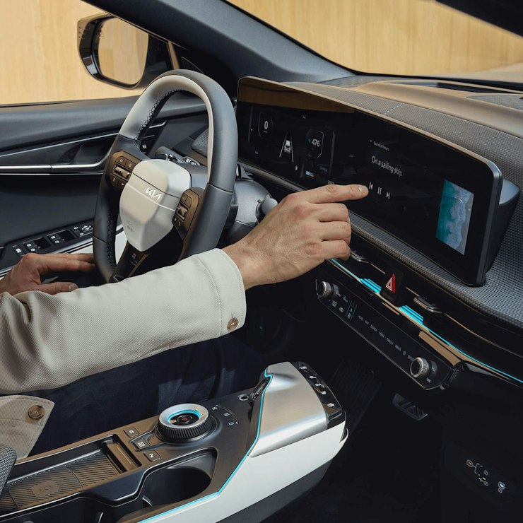 Eine Person betätigt das Display im Kia EV6