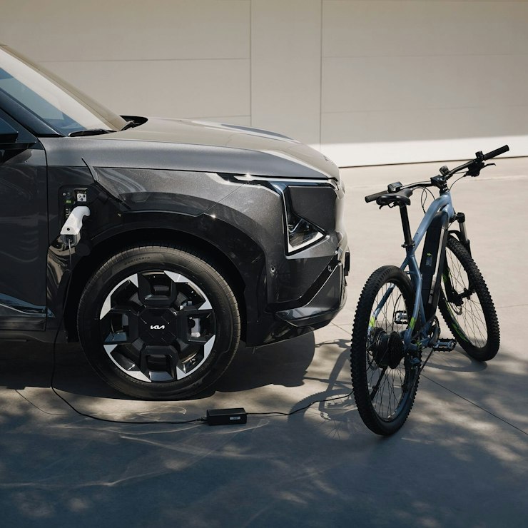 Ein Fahrrad wird durch den Kia EV5 geladen