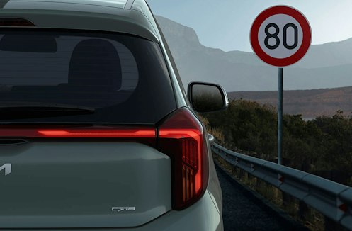 Heck des neuen Kia Picanto und ein Strassenschild