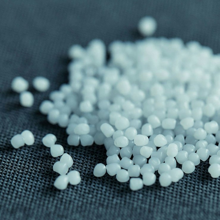 Kleine Kugeln aus Plastikflaschen